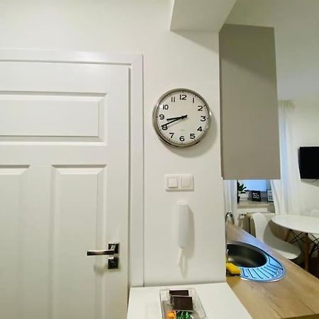 Appartamento Bezagenta Mozart8 Studio Easy Access To City Wifi Varsavia Esterno foto