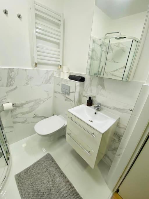 Appartamento Bezagenta Mozart8 Studio Easy Access To City Wifi Varsavia Esterno foto